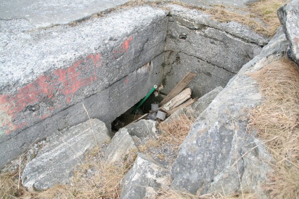 Her kan vi se litt av den ene inngangen til boligbunkeren.