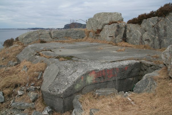 På vestsiden av Storhaugen like ved &amp;quot;Storemikkelen&amp;quot; ligger denne store bunkeren som var ibruk til innkvartering/bolig. Den er delvis nedskutt i berget, og delvis intakt. Bunkeren hadde 2 innganger.