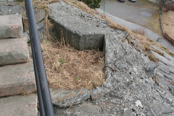 Løpegraven førte inn til denne skytestillingen som er delvis gjenfylt og rasert pga. bygging av tursti og trapper i etterkrigstiden.