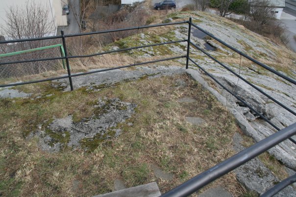 Skytestilling i betong, som var nedsprengt i berget like nedenfor Marinesignalstelle Ålesund / utsiktspunktet på toppen av Storhaugen. I dag gjenstøpt, planert og i bruk som sitteplass/utsiktspunkt.