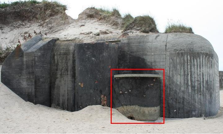 Her ser man granatfellen fra utsiden av en bunker i Danmark hvor sanden er vasket bort (med rød ramme). Det andre påbygget er sjakten til nødutgangen.