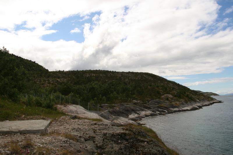 Utsikt vestover fra batteriet, mot fortets primærradar (hev/senk antenne i egen bunker) og bunker med lyskasterstilling (semi-fastmontert M76 m/aluminiums-&amp;quot;kapell&amp;quot;).