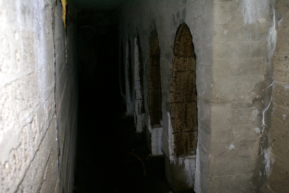 En kort tunell med spesielle nisjer, som er foret med jern. hva ble disse brukt til?
