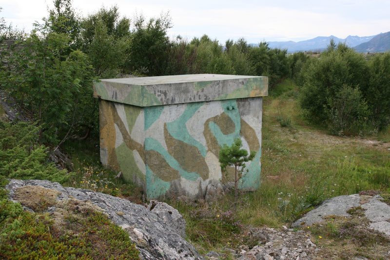 Bunker med gjenstøpt panserluke like ved KO - muligens nødutgang fra fjellanlegget?