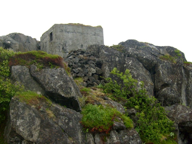 Lyskasterbunker sett fra løpegrav til mannskapsbunker.