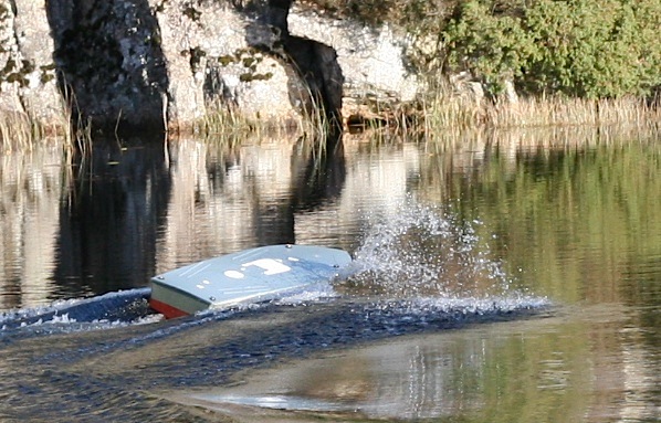 Så en sving, merk baugbølgen.