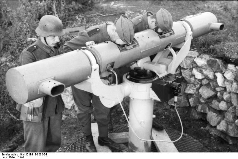 Bundesarchiv_Bild_101I-113-0006-34,_Nordeuropa,_Küstenbatterie,_Entfernungsmesser (PK681).jpg