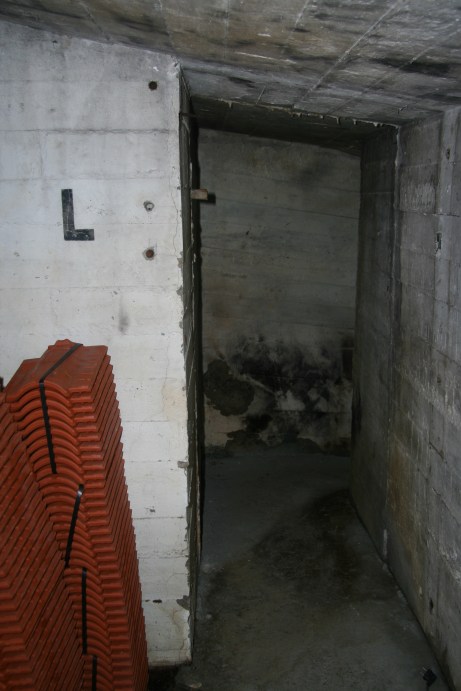 Underjordisk bunker Ringve, Trondheim, L ved utgang 1.jpg