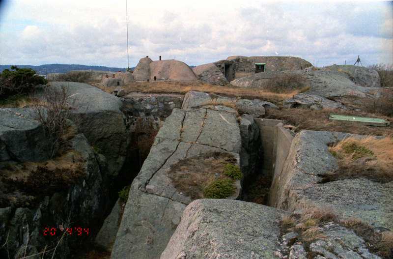 Bildet fra 1994, med nødutgangen til radiobunkeren og den faste bombekasterstillingen til høyre.
