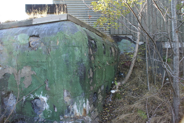Bunker med runde hull. Alt under synlige hus er bunker