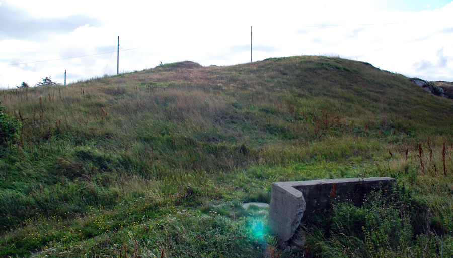 Kanonbunker sør, med det karakteristiske overbygget er også historie. Mulig noe ligger her ennå, men det er i tillfelle godt gjemt under noen tonn fyllmasse....