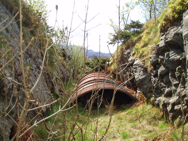 Gång sprängt genom berget till en annan kanonplats, en liten bunker finns där men nästan helt igenfyld