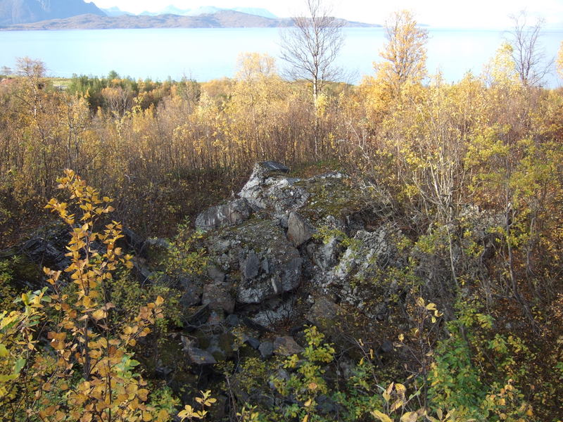 Krater etter sprengt bunker.