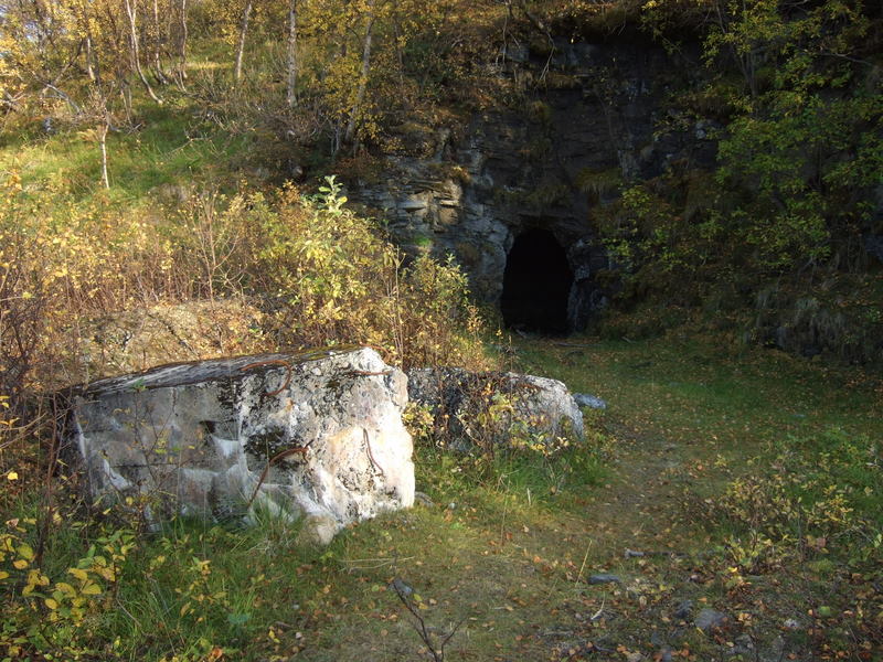 Den andre inngangen til fjellanlegget. Betongdel fra kommandobunker.