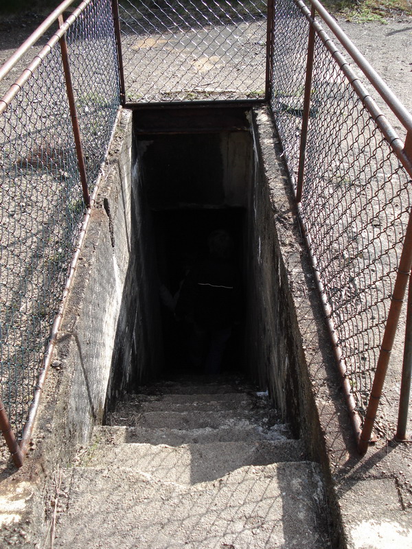 Trapp ned fra KO, til alle andre steder jeg hat vist noe av. Kanonstillingene nås også gjennom tunneler fra denne trapp.