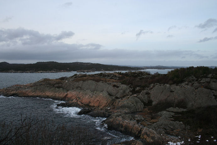 Krossodden, eksempel på såkalt (u)forsvarlig tilbakeføring. Kasematten på Møvik i bakgrunnen.