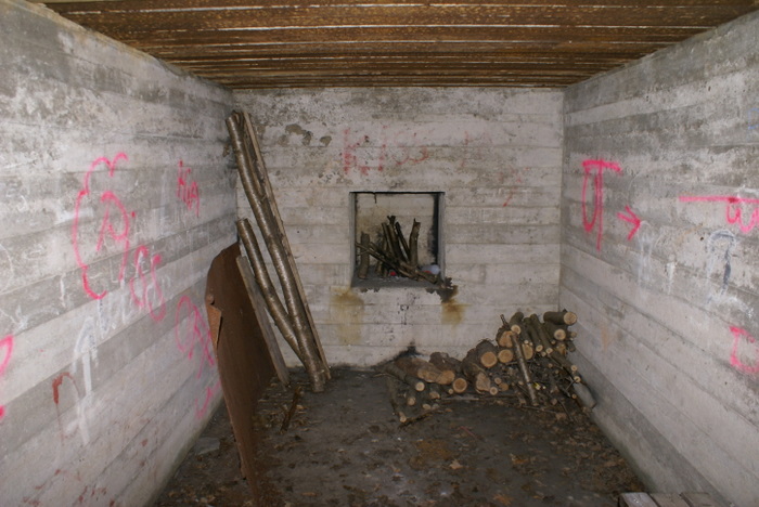 Bunker med et stort rom med ståldør, lite rom i enden av bunker