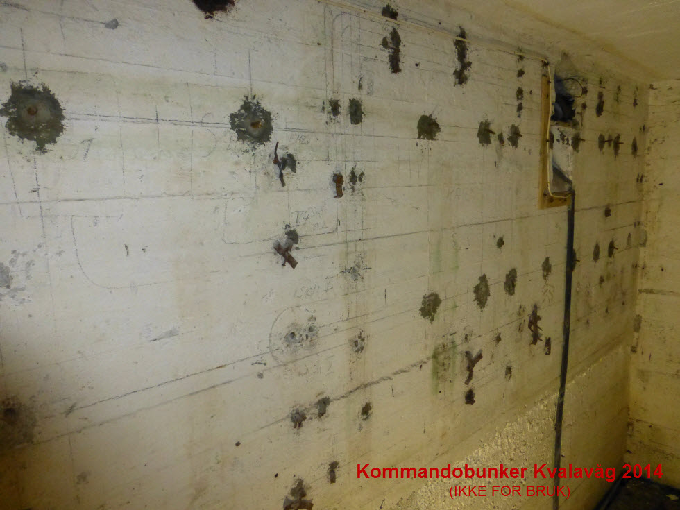 100- Kommandubunkeren ved HKB Vikene januar 2014 -Her er veggen i Funkraum kommet til syne, hele kablingen er merket på veggen.JPG