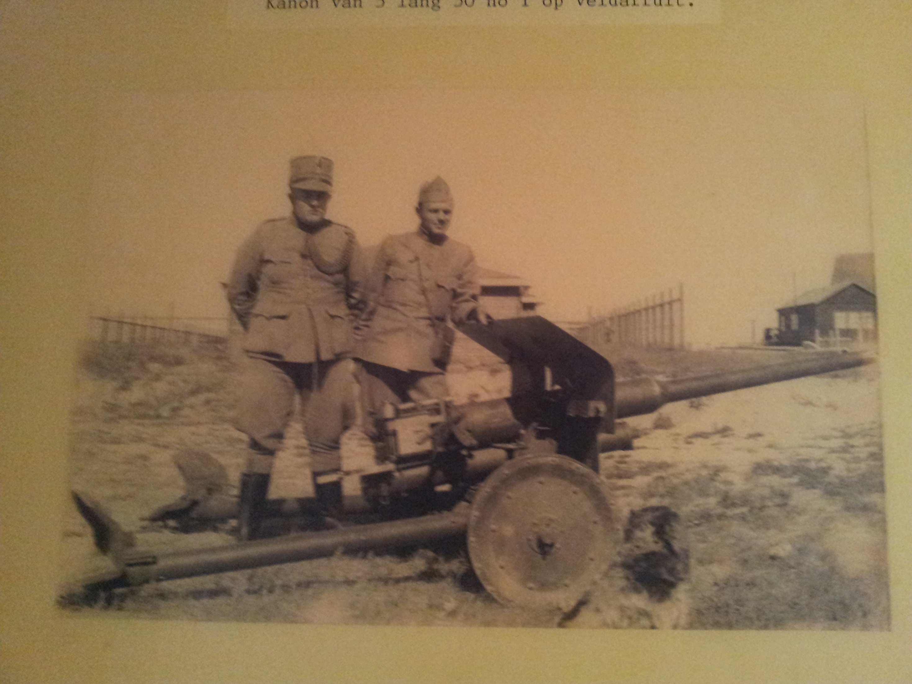 Nederlandsk offiser og soldat med en kanon av et ukjent kaliber ved Kornwerderzand