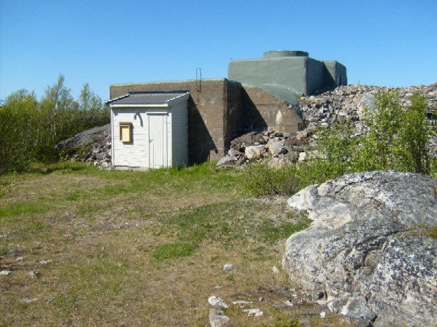 Kommandobunker fra baksiden.Generator-rom til høyre under steinrøysa.