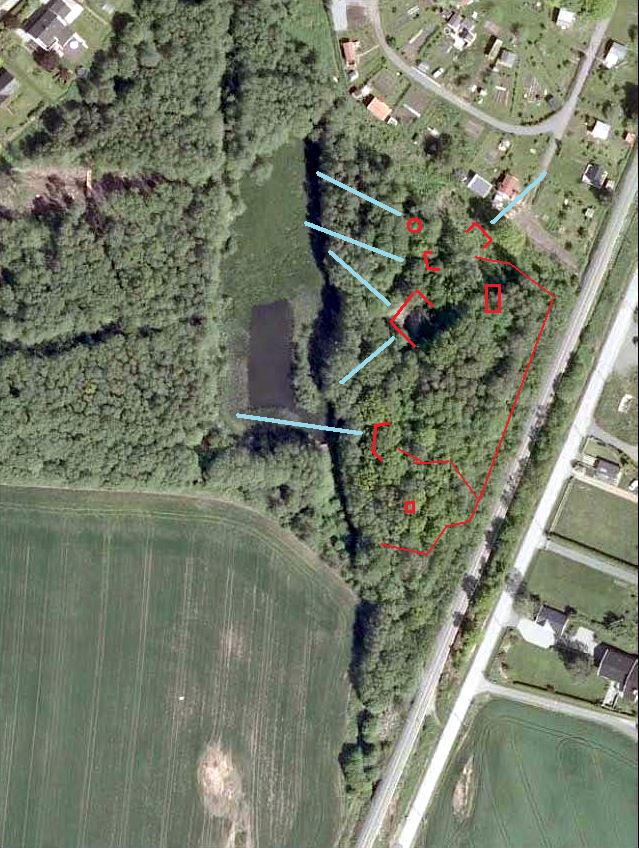 Bunker, stillinger og løpegraver. Blå streker viser ildrettning. Den lille firkanten nederst på bilde er &amp;quot;antennefeste&amp;quot;
