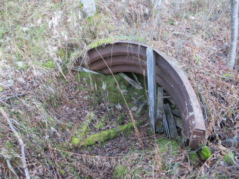 Delvis sammenrast bunker med wellblech