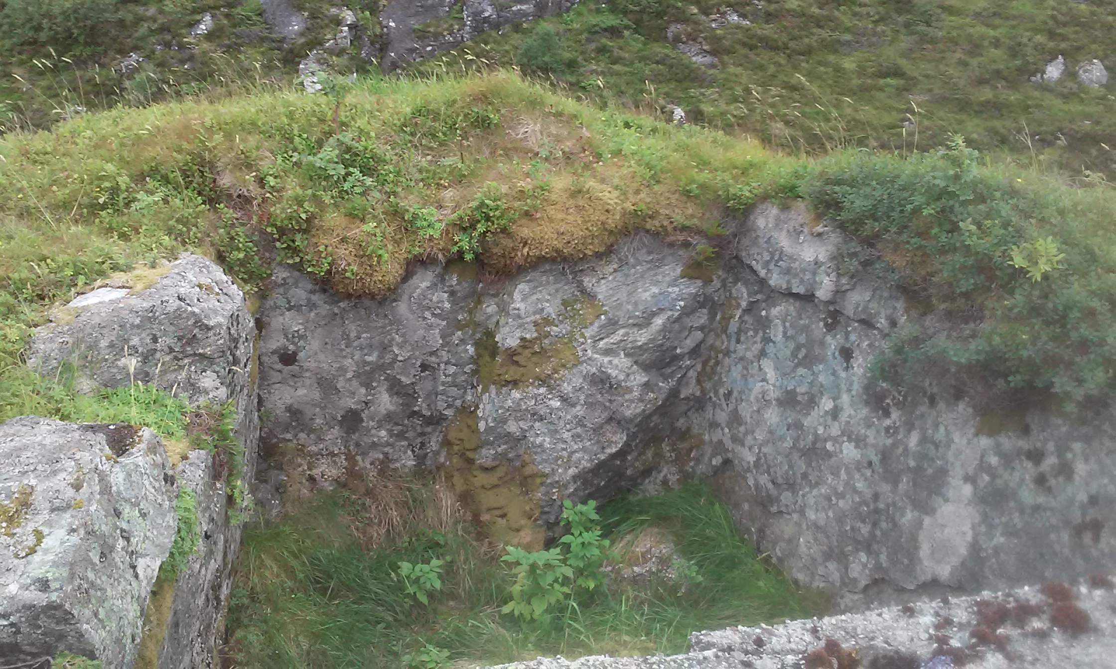 Ikke så mye bunker, mere ett utsprengt hull med oppmurt stein.