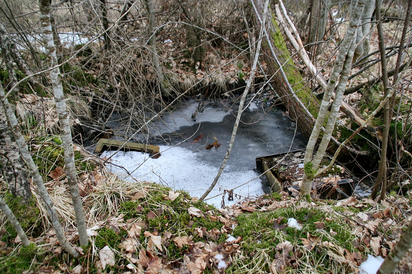 En feltmessig bunker skal ha ligget her. Delvis gjenfylt og fylt med skrot, bl.a. noe fra en av brakkene?