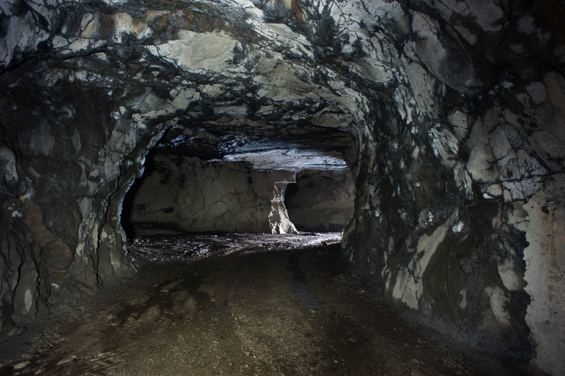 Fra hovedtunnelen mot nord. Første til venstre er en utvidelse, ca 7-9 m dyp. Andre til venstre fører til kikkhullet bak kanonstillingen.