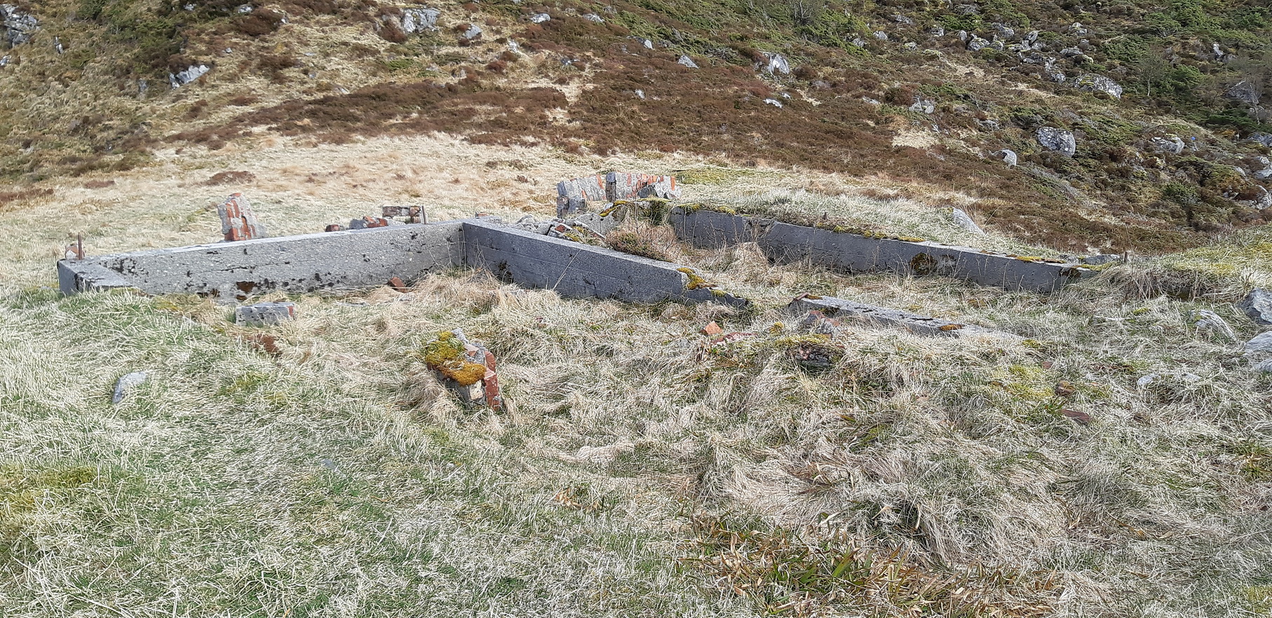 Grunnmurene fra annen vinkel mot Sulafjellet.