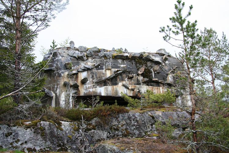 Kommandobunker av &amp;quot;ørland type&amp;quot; med spesiell kamuflasje! <br />Fikk oss til å undre på hvordan steinene ble støpt inn slik med 90% av vekta på utsiden? :-)