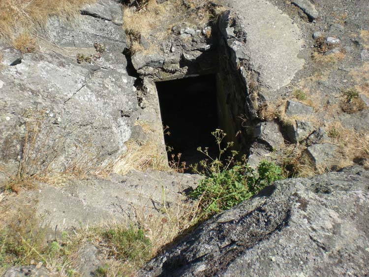 utgang fra bunker, trappen går opp til en eventuell OP eller MG stilling