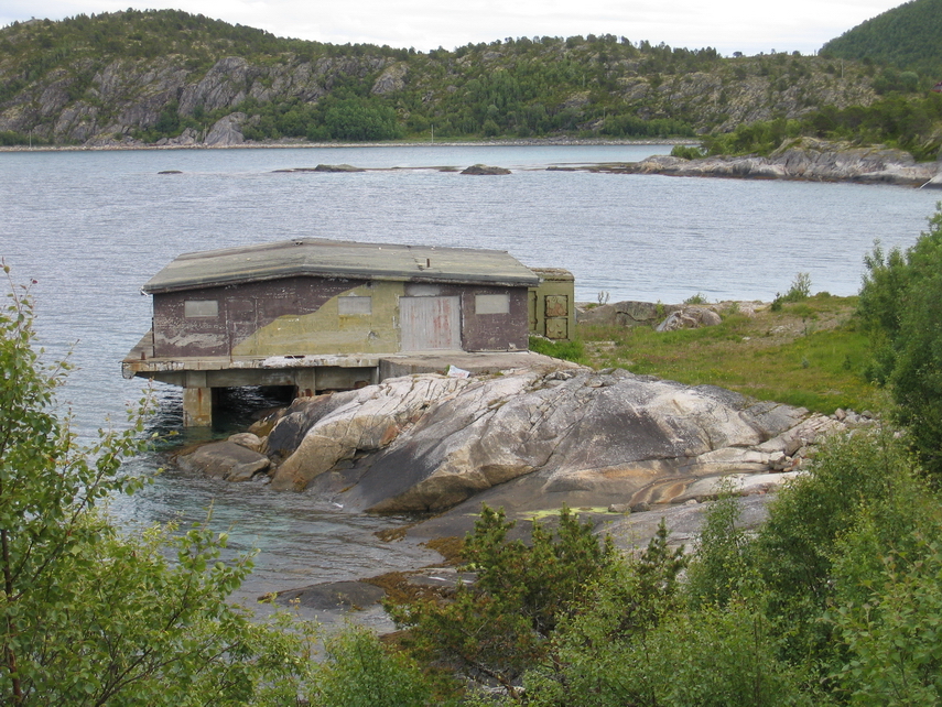 Torpedobatteriet ( 7608294 N / 809964 E). Porsøy i bakgrunnen, hvor et identisk batteri var plassert på nord-øst siden (ref. forrige post).