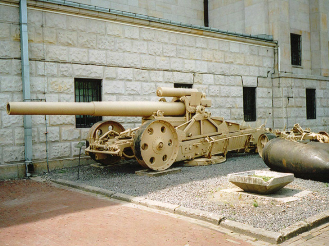 Ci&amp;#281;&amp;#380;ka niemiecka artyleria z II wojny &amp;#347;wiatowej. Dla tych na których 210 mm nie robi wra&amp;#380;enia po prawej stronie wida&amp;#263; 800 mm pociski od armaty Dora.