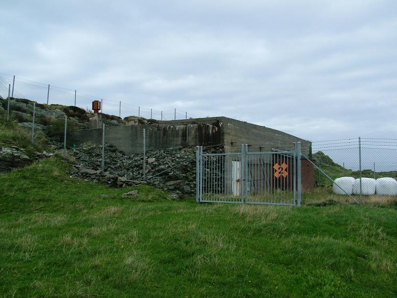 Ammunisjonsbunkeren er av samme type som man ser i alle marinebatteriene mellom Egersund og Bergen. I alle tilfeller ble disse tidligere brukt som lagere etter krigen.