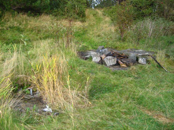 Rester etter grunnmurene, til brakke hvor offiserer bodde. Ligger like ved sambandsbunker.