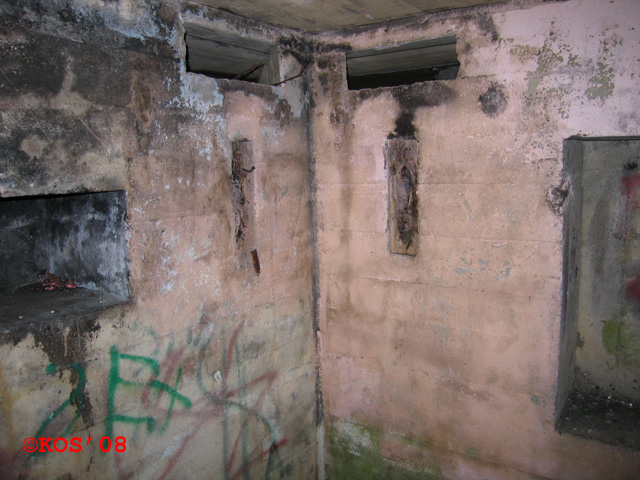 2 av nisjene i OP-bunker pluss &amp;quot;observasjons-vinduer&amp;quot; med rester etter kikkertfester.