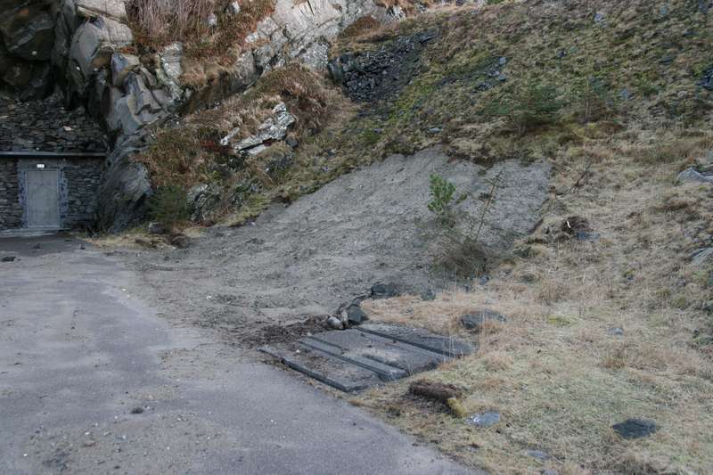 Her sto det en &amp;quot;bunker&amp;quot; (lager) tidligere - også stridshodebunkeren i bakgrunnen er støpt igjen.