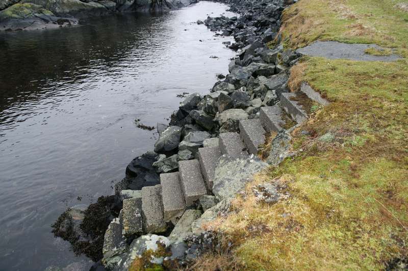 Trapp ned til sjøen, foran fjellanlegg (N 6737912 / E 274709 )