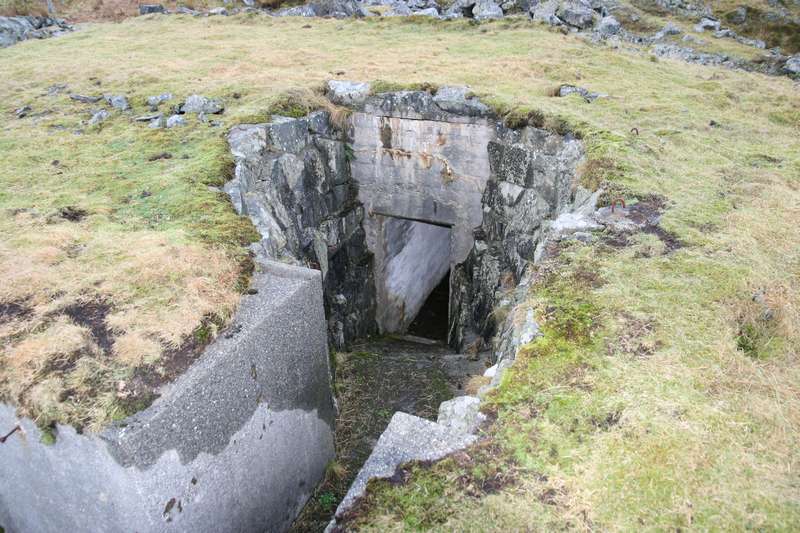 Oppgang fra bunker til LV-stilling (N 6738003 / E 274569 )