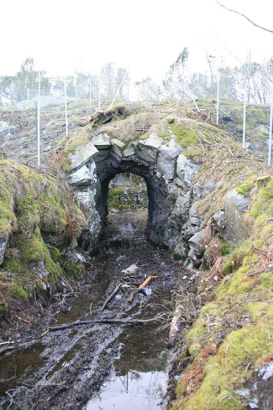 Utsprengt område i øvre leir er i ferd med å bli sikret (inngjerding og gjenstøping).