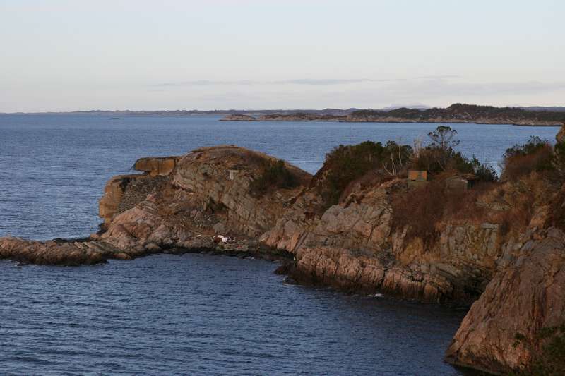 Utsikt fra målestasjon: Torpedobatteri til venstre, M76 LK-stilling til høyre, nyere NF-stilling i midten og Skjeljanger i bakgrunnen.