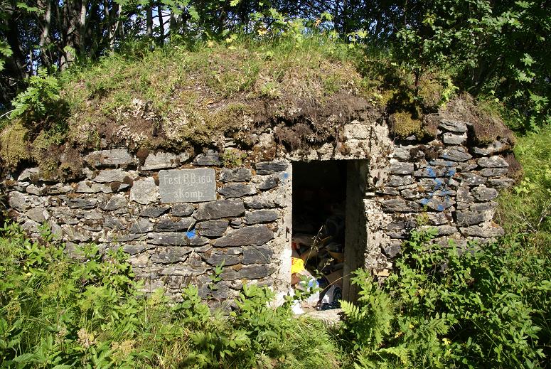 bunker med steinskilt.jpg