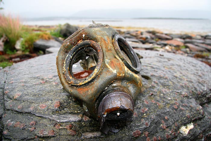 Gassmaske hentet opp av dykkere og lagt på stranden