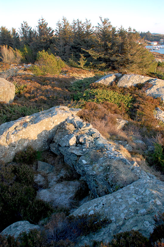 Fint plassert i landskapet, og bygget av betongforsterket stein.