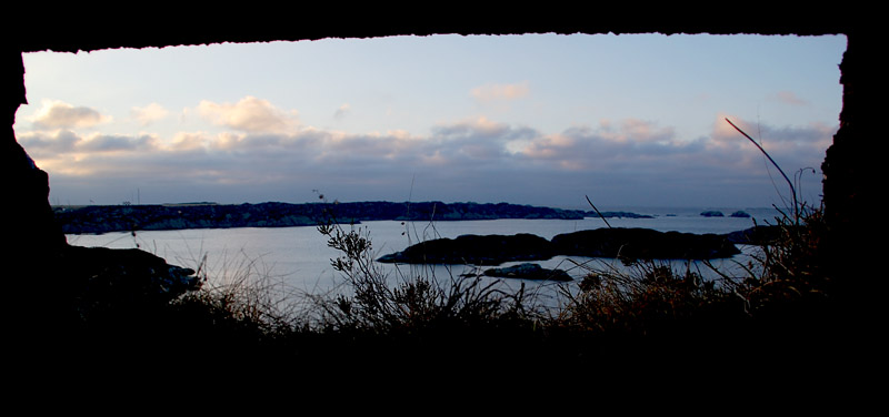 Skuddfelt sett ut gjennom skyteskåret til venstre på forrige bilde. I bakgrunnen til venstre skimter vi rullebanen på Haugesund Lufthavn, Karmøy.