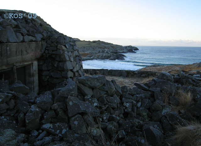 Kanongarasje (5,7m x 2,7m) med stilling ut mot stranden i bakgrunnen. For øvrig en av mine favorittstrender på Karmøy ;-)