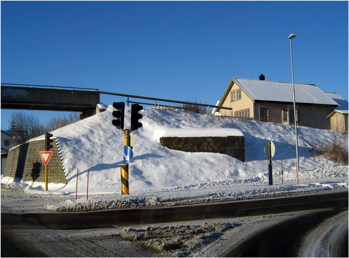 Begravd bunker under bru, tror det kan være en Regelbau for panservernkanon