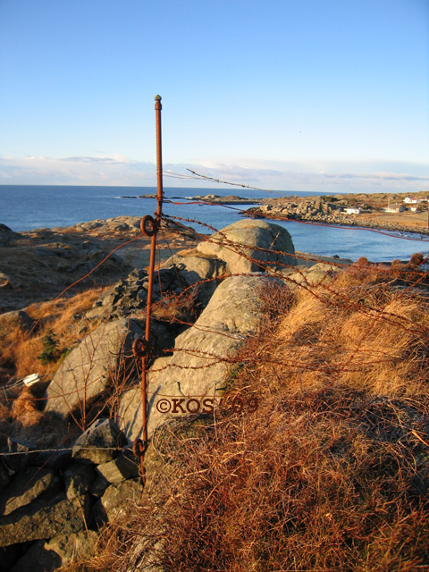 Pigtrådrestene er tydelige mot stranden ennå. I bakgrunnen skimtes moloen sør for HKB Ferkingstad.