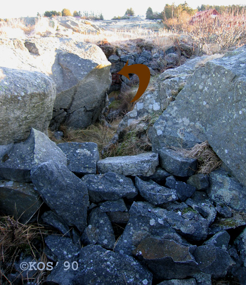 Rett bak stillingen, nedgang til oppholdsbunker.